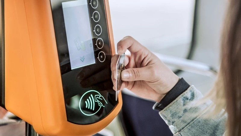 Автобусы в Южно-Сахалинске подорожают на 1 рубль при оплате банковской картой