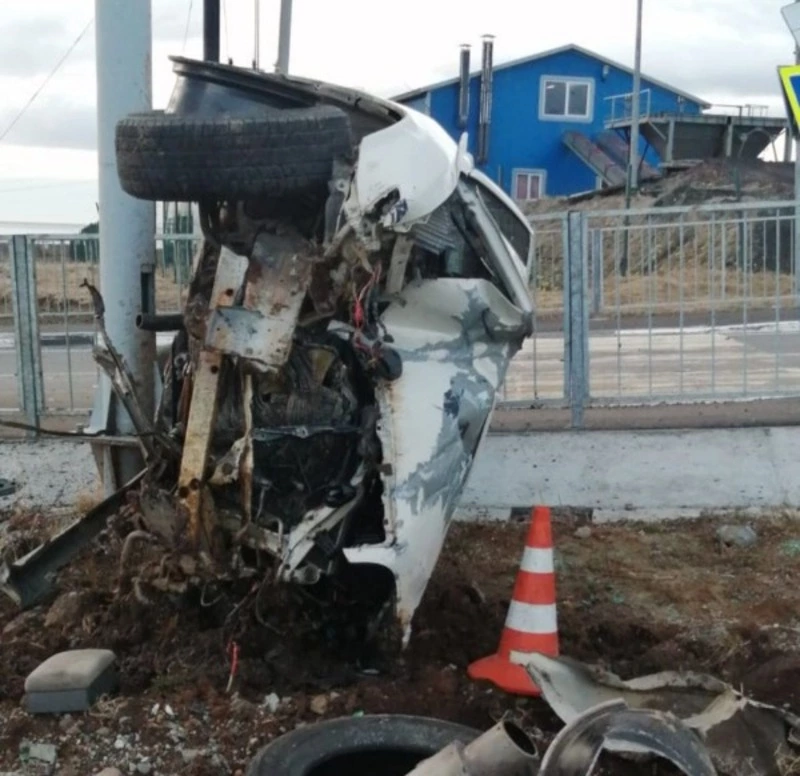 Toyota Chaser превратилась в груду металла из-за пьяного бесправника на Курилах