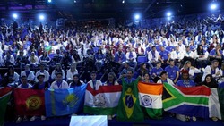 Школьница с Сахалина вернулась с международной олимпиады с наставлениями президента