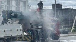 Автокран загорелся на перекрестке Ленина –Транзитная в Южно-Сахалинске