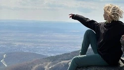 Девушка из Сибири поделилась эмоциями от подъема на гору Российскую