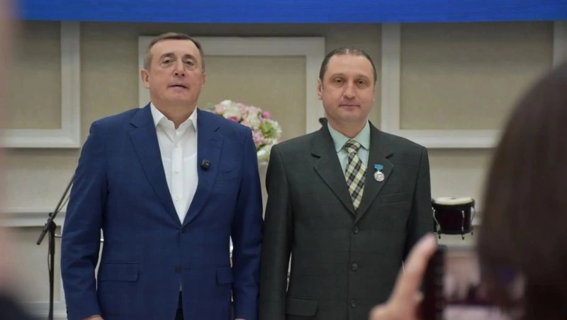 Главный технолог «РВК-Сахалин» получил награду из рук губернатора