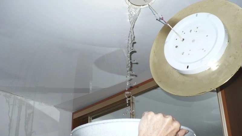 Управляющая компания, затопившая сахалинке потолок, устранит проблему в мае