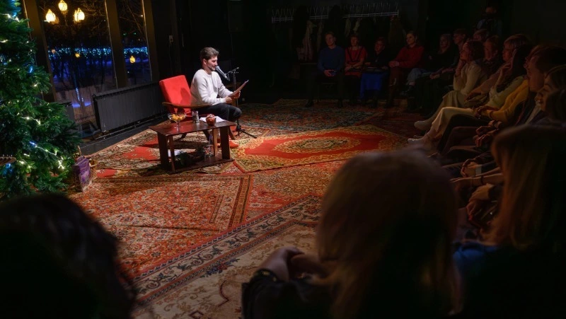 «Мысли о елке»: в Чехов-центре представили уютный новогодний спектакль для взрослых