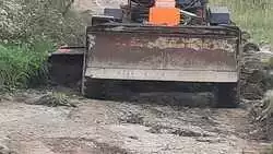 На кладбище Сахалина, где люди собирают деньги на дорогу, выехал грейдер