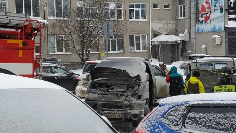 «Водитель бегает и матерится»: в столице Сахалина вспыхнул микроавтобус