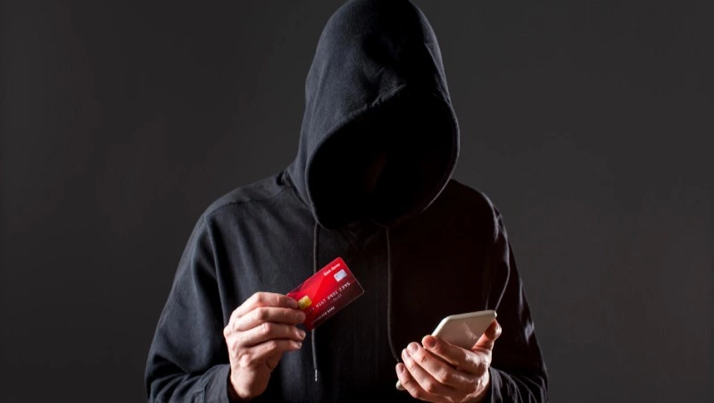 Жители Сахалина потеряли более 800 тысяч рублей после общения с мошенниками