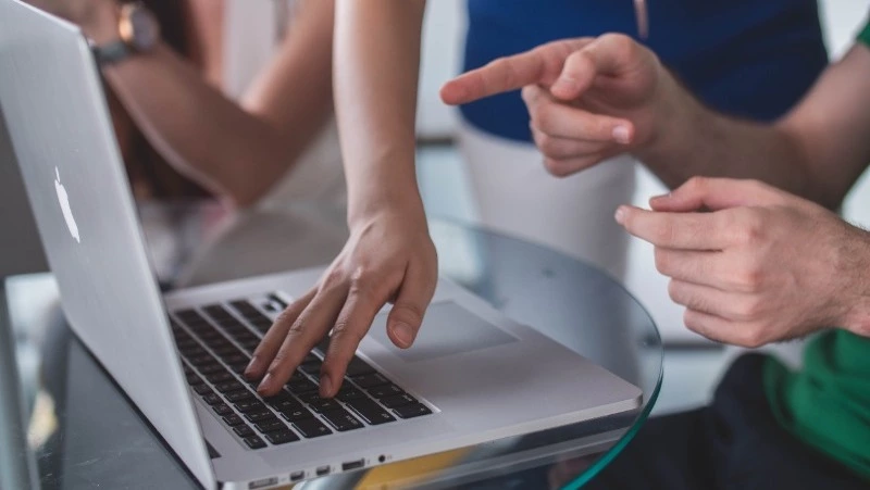 Кроссворд № 54: оборонительное сооружение, лентяй и внешний рейд порта