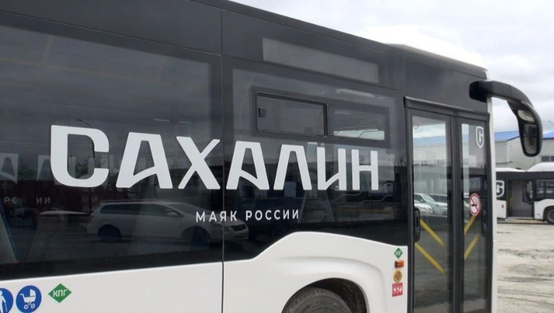 В Южно-Сахалинске 25 пассажирских автобусов украсили стилизованным логотипом