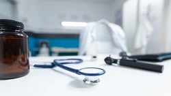 Медицинская организация заплатит за страдания многодетной матери в Макаровском районе