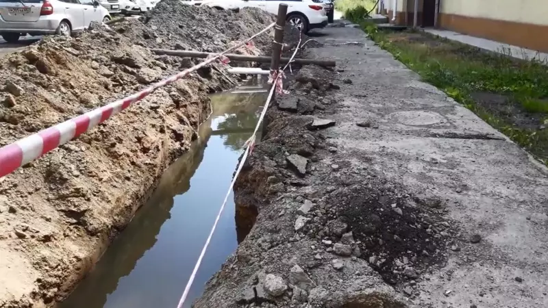 «Двор весь в грязи». Вода заливает старый дом на юге Сахалина