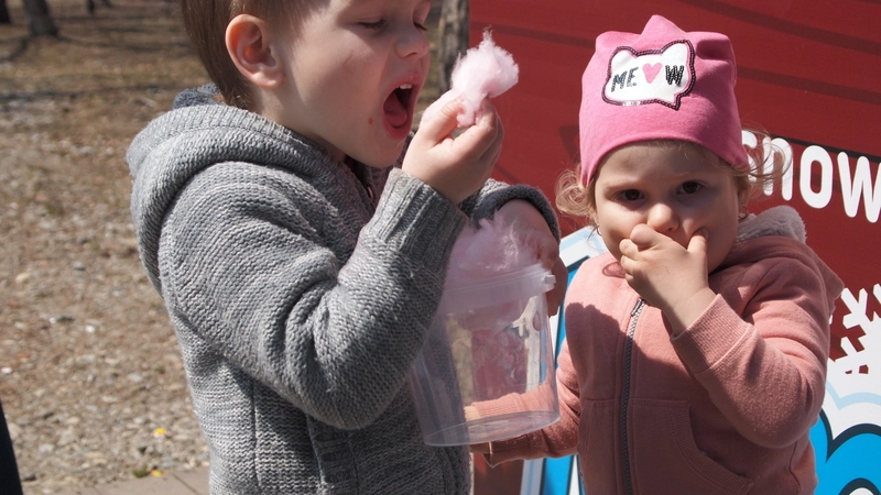 На гуляньях в парке сахалинцы пели, продавали сувениры из ежей и преодолевали «Бабочку» (ФОТО)