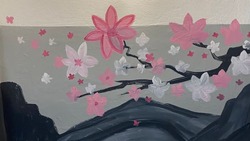 Цветы сакуры и горные пейзажи украсили стены подъезда жилого дома в Охе 