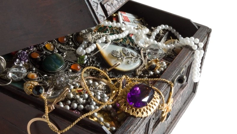 Украшения на 13 тысяч рублей украл парень у матери своего друга на Сахалине