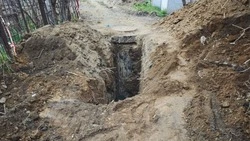 Жители Холмска пожаловались на опасную яму посреди дороги