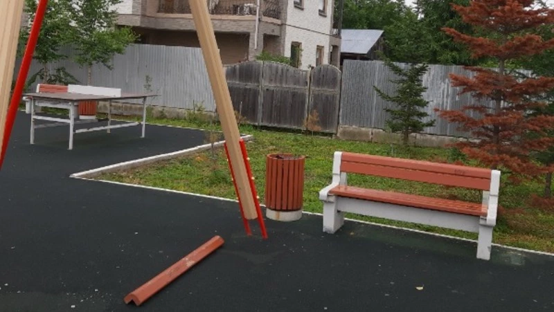 Пьяные хулиганы разгромили детскую площадку в Хомутово 