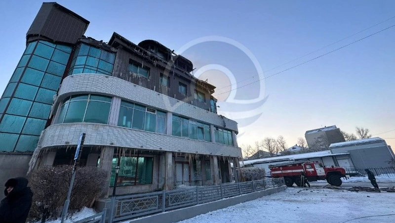 Фотофакт: как тушат пожар возле ТК «Славянский» в Южно-Сахалинске 10 января