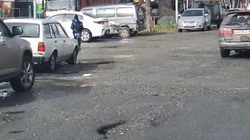 «Неужели нельзя сделать кусочек?»: жители Южно-Сахалинска возмутились состоянием дороги возле ТЦ