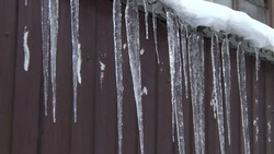 Валерий Лимаренко лично контролирует ситуацию с пострадавшей от глыбы льда девочкой в Дальнем