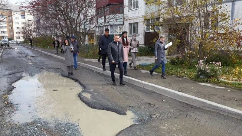 Мэр Южно-Сахалинска посетил двор, где находится «младшая сестра» самой известной лужи города