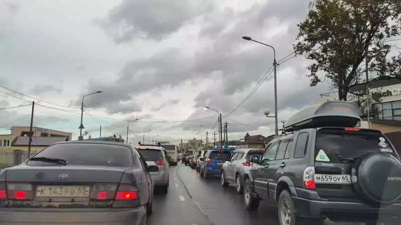 «Тошнит от этих пробок!» Неделя в Южно-Сахалинске началась с километровых заторов