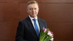Мэр Сергей Надсадин поздравил жительниц Южно-Сахалинска с 8 Марта