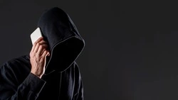 Мошенники начали звонить сахалинцам и обвинять их в финансировании террористов