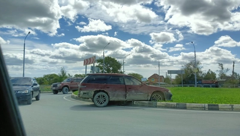 Водитель бросил автомобиль на островке безопасности в Новотроицком