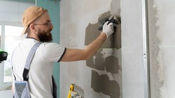 Фасад здания Поронайской ЦРБ отремонтируют к концу декабря 2024 года
