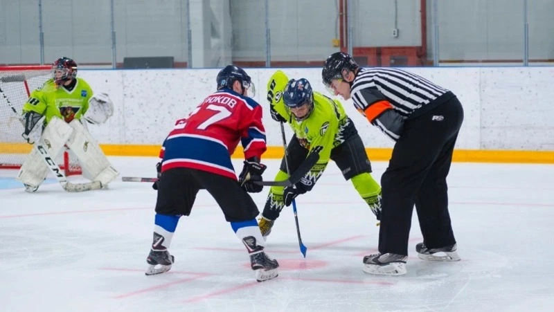Товарищеский хоккейный матч в память о тренере Валентине Метлякове провели в Южно-Сахалинске 