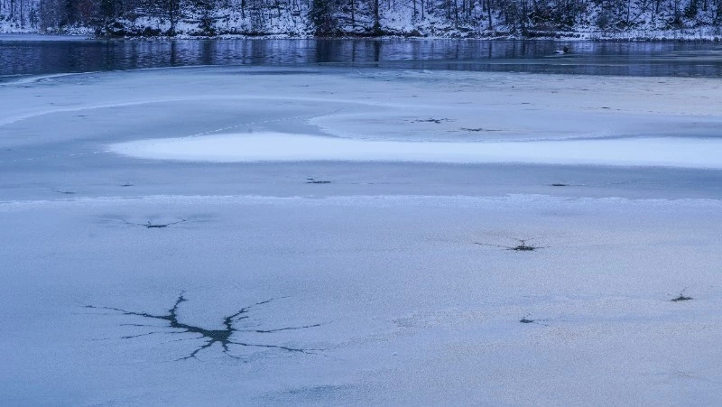 Ребенок провалился под лед и утонул в Приморье