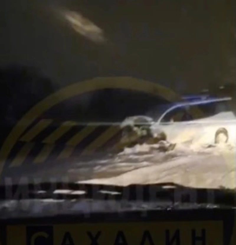 Toyota Crown и минивэн столкнулись на трассе Южно-Сахалинск — Оха у Березняков