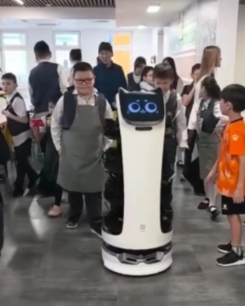 Милый робот-официант появился в одной из школ Якутска