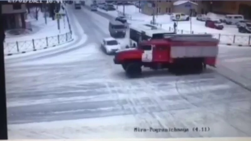 Появилось видео аварии с пожарной машиной в Южно-Сахалинске