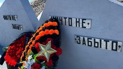 На острове Шумшу прошла церемония возложения цветов к мемориалу участникам десантной операции