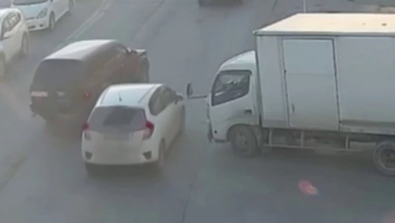 Внедорожник и универсал столкнулись возле ТЦ «Родем» в Южно-Сахалинске