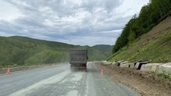 На Холмском перевале меняют грунт и монтируют водопропускные трубы с опережением графика