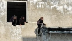 Собственник бездействует: заброшенное здание в Поронайске оккупировали подростки