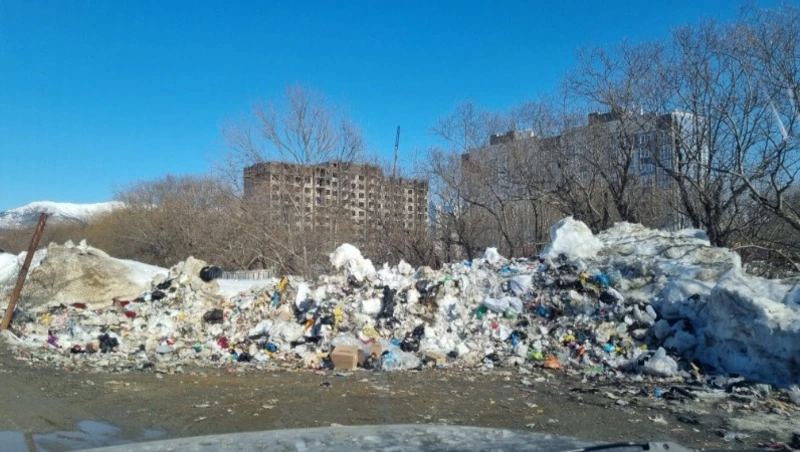 Отсутствие мусорного контейнера привело к стихийной свалке у реки в Южно-Сахалинске