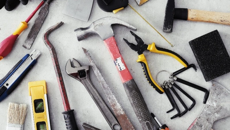 Южносахалинец украл инструменты у соседа по квартире, чтобы продать их