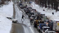 Фотофакт: водители часами не могут выехать из гигантской пробки в Южно-Сахалинске
