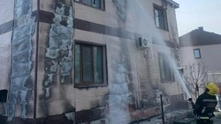 Пожарные эвакуировали двоих детей из огня при возгорании дома в Долинске 