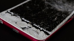 Житель Южно-Сахалинска разбил смартфон женщины за «неправильную» парковку