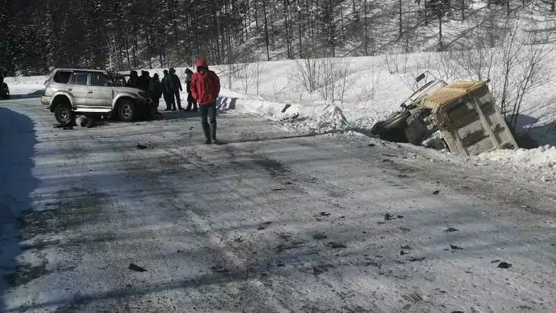 На Сахалине человек погиб в аварии с участием самосвала и внедорожника