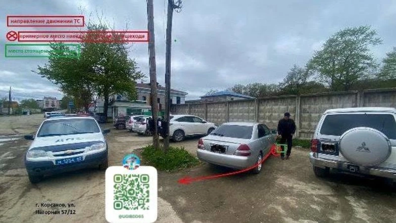 Женщина на Toyota Mark II задним ходом сбила пешехода в Корсакове