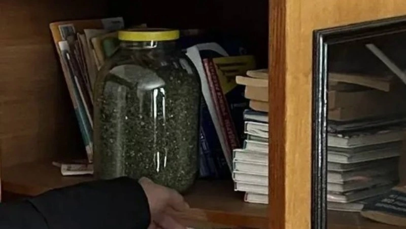 У жительницы Углегорского района нашли трехлитровую банку с марихуаной