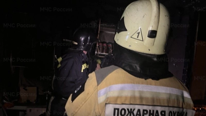 Шестеро пожарных тушили нежилую квартиру в Охе