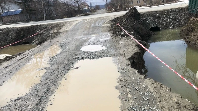 Жители Новотроицкого опасаются обрушения дороги к ЖК «Ривер Парк»