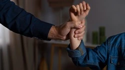 «Оторвал капюшон и ударил»: в Южно-Сахалинске мужчина напал на несовершеннолетнюю