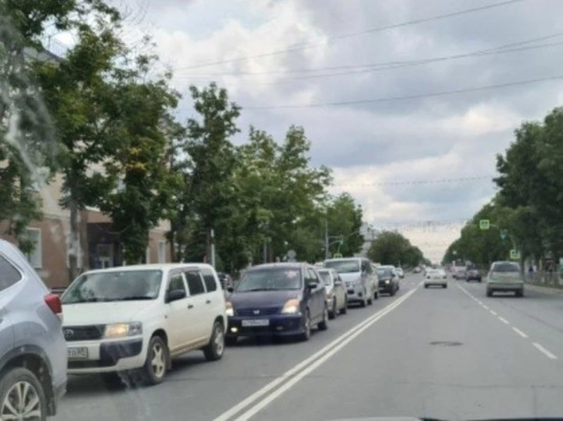 В километровой пробке застряли жители Южно-Сахалинска на улице Ленина 